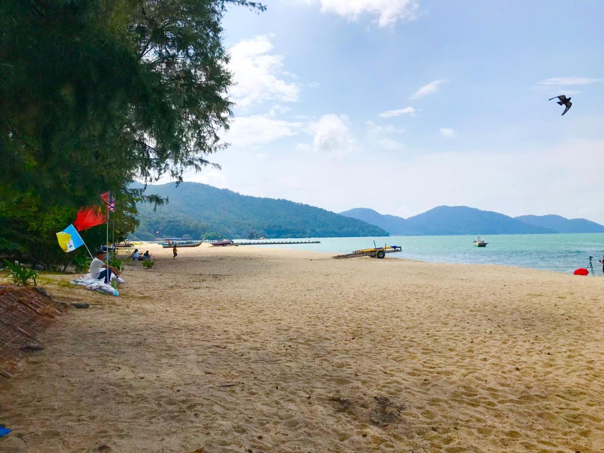 By The Beach - Luxury 2 Bedrooms Family Suite Batu Ferringhi Esterno foto